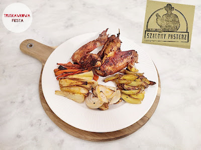 Skrzydełka z kurczaka z cebulą, marchewką, pietruszką i ziemniakami smażone w air fray'erze