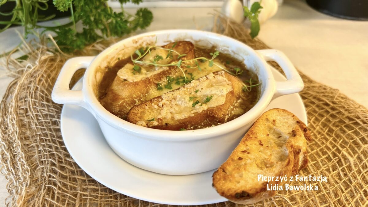 Zupa cebulowa inspirowana kuchnią francuską