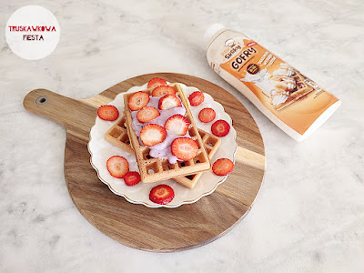 Gofry z wegańskim jogurtem i truskawkami