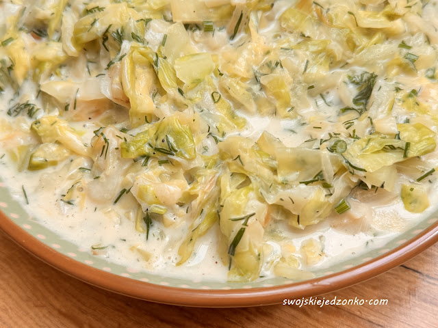 Młoda kapustka duszona ze śmietanką i koperkiem