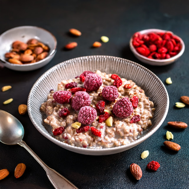 Owsianka z mrożonymi malinami, jagodami goji, orzechami laskowymi i czekoladą / Oatmeal with frozen raspberries, goji, hazelnuts and chocolate
