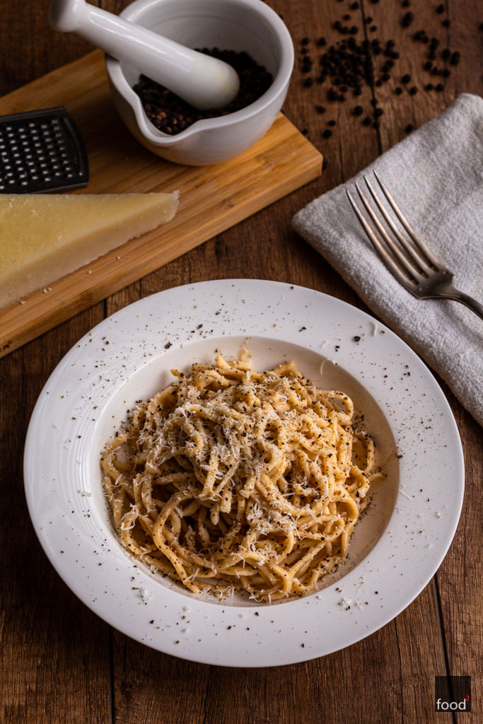 Cacio e pepe z domowym makaronem tonnarelli
