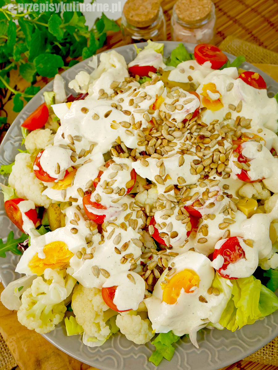 Sałatka z kalafiorem i sosem musztardowym – lekka, pyszna i chrupiąca