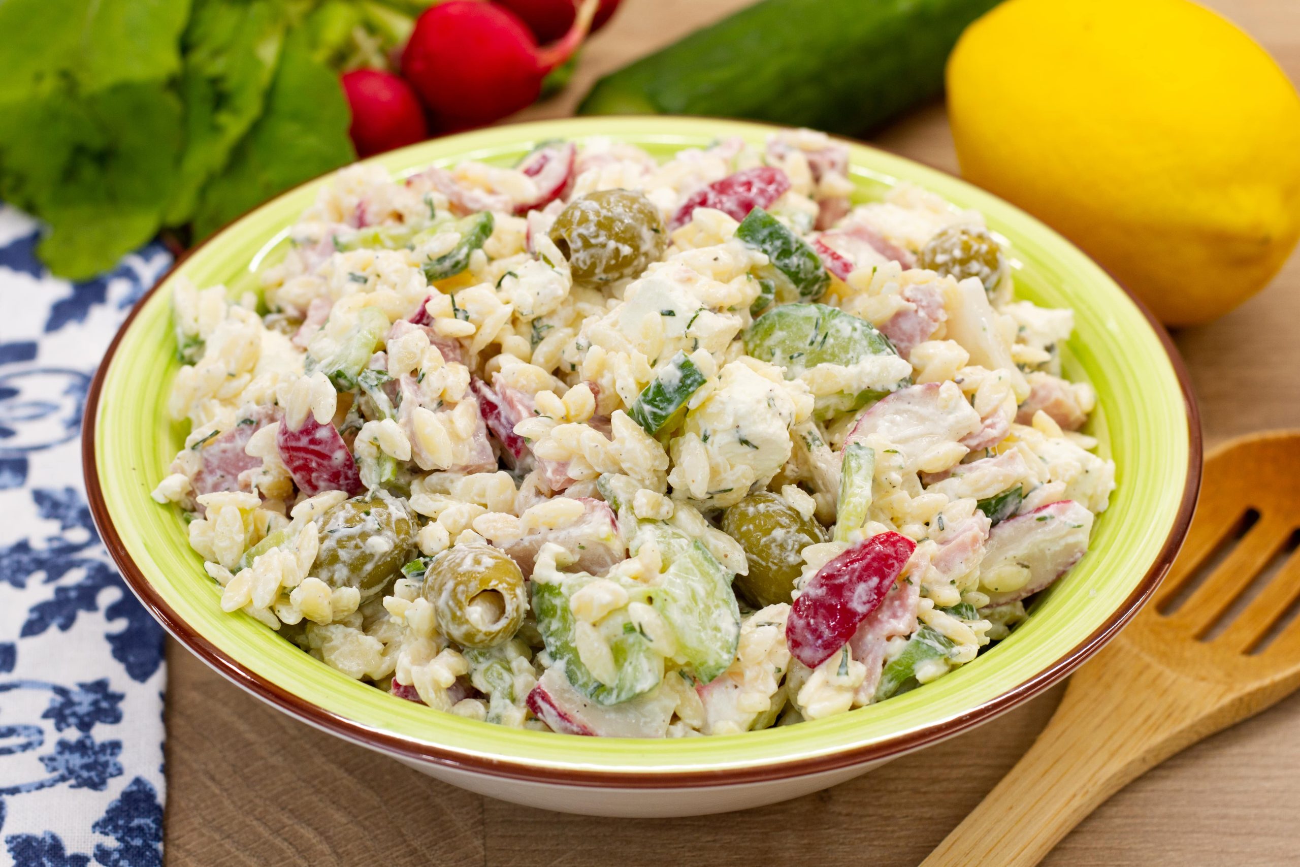 Sałatka makaronowa z szynką i warzywami