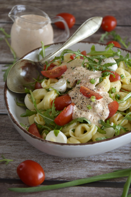 Sałatka z serowym tortellini i pomidorowym dressingiem