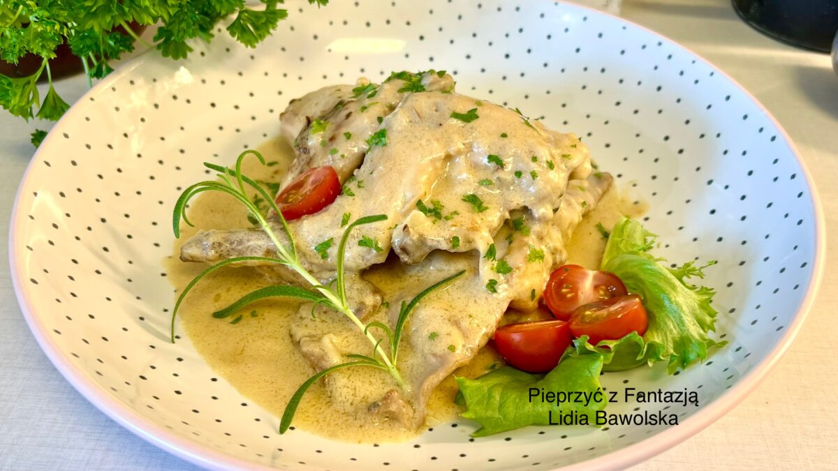 Królik duszony w białym winie