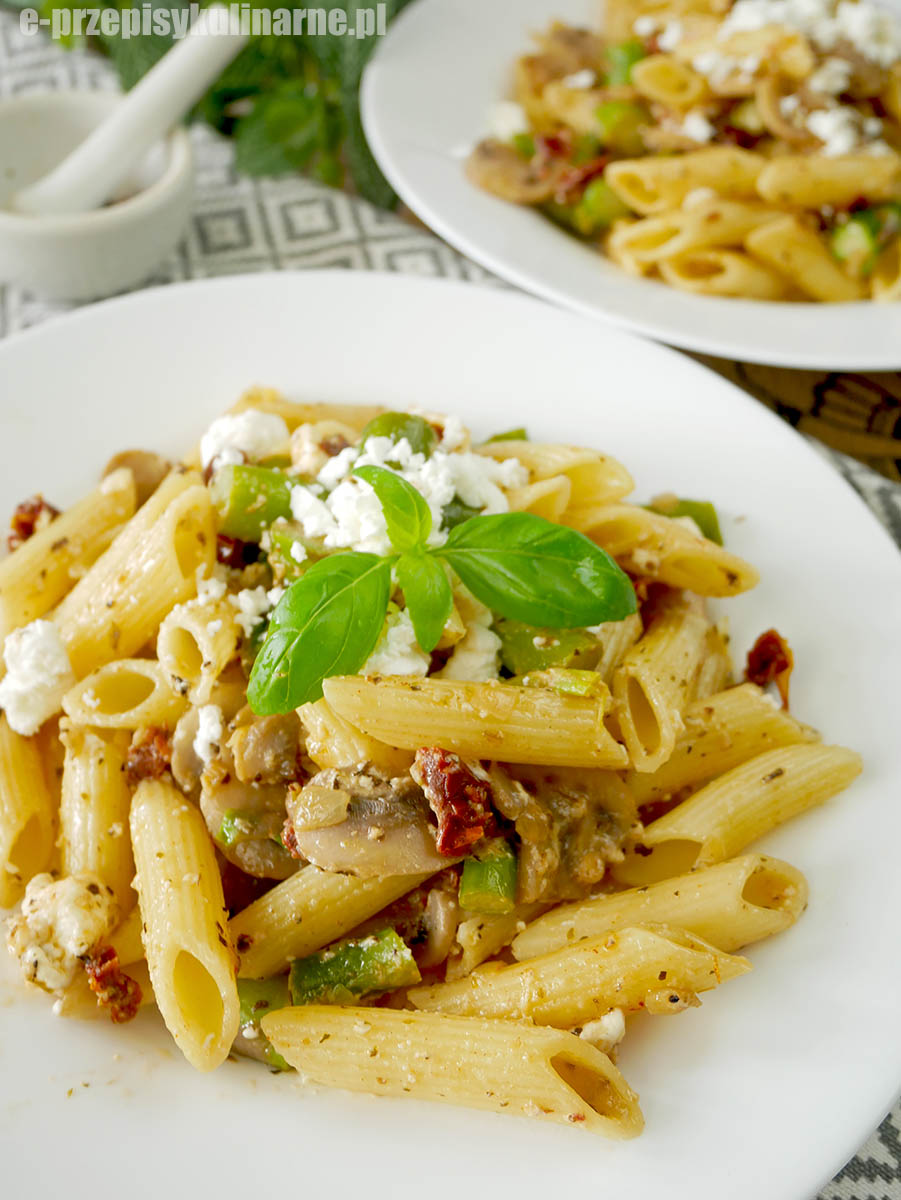 Makaron ze szparagami i fetą – szybki obiad pełen smaku