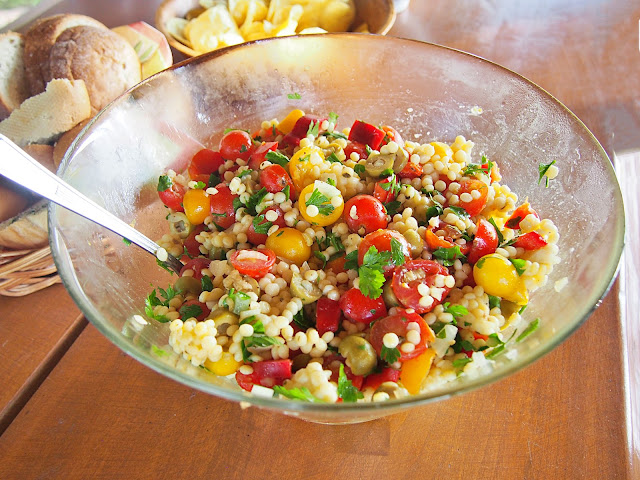 Kolorowa sałatka z kaszą kuskus – idealna na grilla