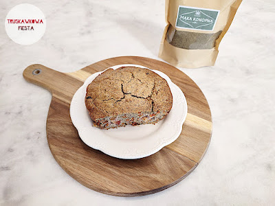 Ciasto owsiane z mąką z konopi, śliwką i jagodami goji