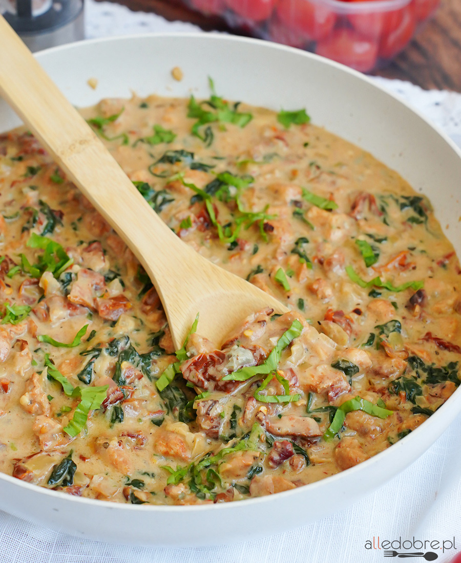 Filet z kurczaka w kremowym sosie z boczkiem i szpinakiem