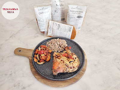 Pieczona ćwiartka kurczaka z kaszą gryczaną białą niepaloną, marchewką, cebulą i pomidorkami