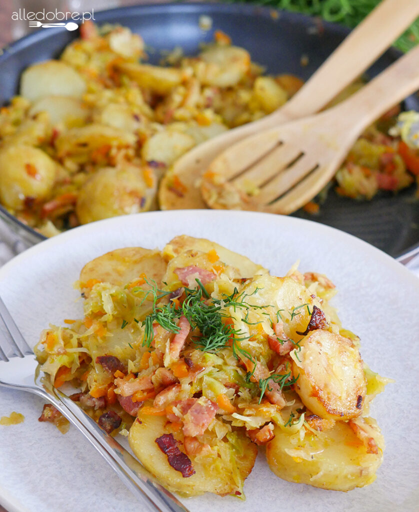 Młode ziemniaki z kapustą i boczkiem