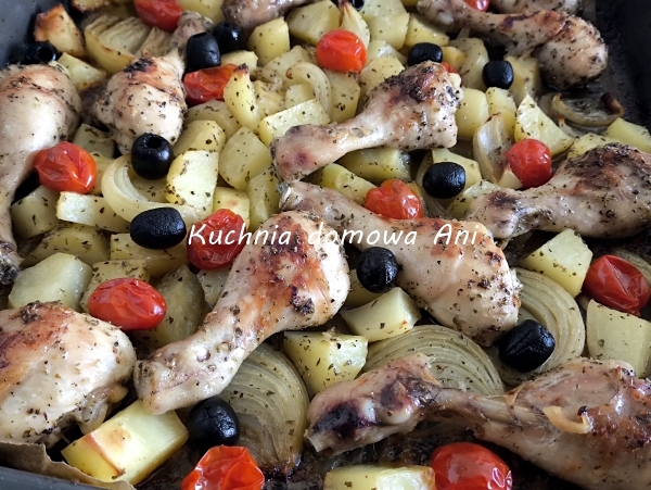 Śródziemnomorski kurczak pieczony z warzywami, czyli obiad z jednej blachy