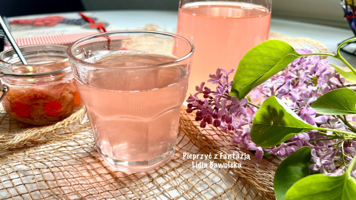 Kompot z rabarbaru – smak dzieciństwa i cała prawda o rabarbarze