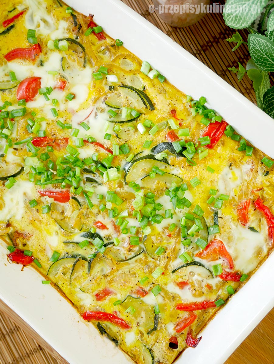 Frittata z cukinią, papryką i cebulą – kolorowe danie pełne smaku