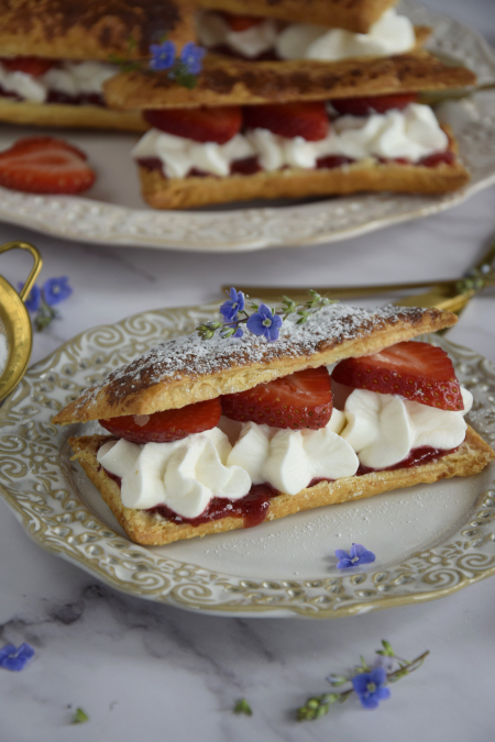 Ciasteczka francuskie z serowym nadzieniem i truskawkami