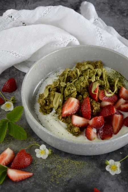 Owsianka z patelni z matchą i truskawkami