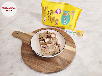 Ciasto owsiane z bananem, śliwką, gruszką, poduszkami zbożowymi i batonem czekoladowym