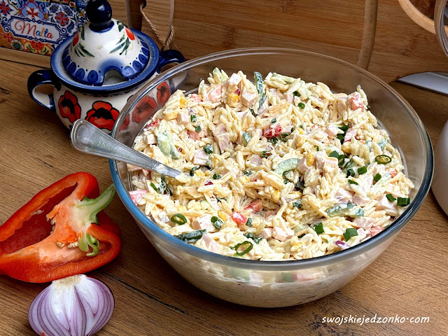 Sałatka z makaronem i szynką