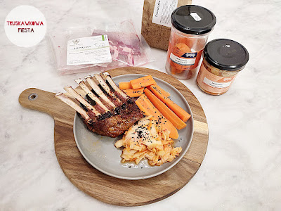 Comber jagnięcy z kiszoną marchewką, kimchi i czarnuszką