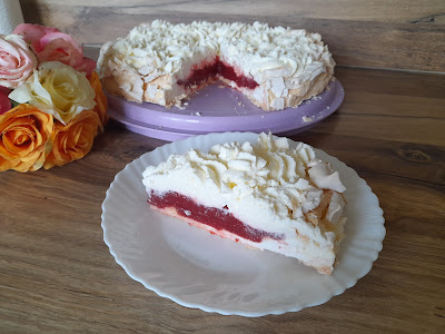 Beza z musem truskawkowym