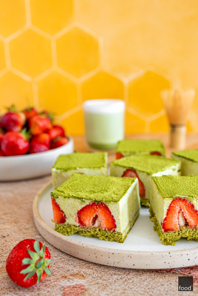 Musowe ciasto z zieloną herbatą matcha i truskawkami