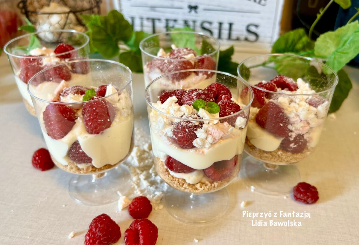 Deser malinowy w pucharkach z białą czekoladą i bezą