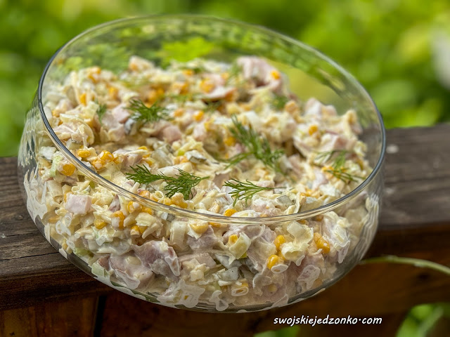 Sałatka z wędzonym kurczakiem i kukurydzą