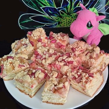 Placek drożdżowy z rabarbarem