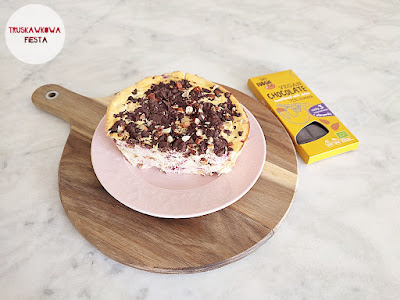 Skyrnik z gruszką, śliwką i wegańską czekoladą z migdałami