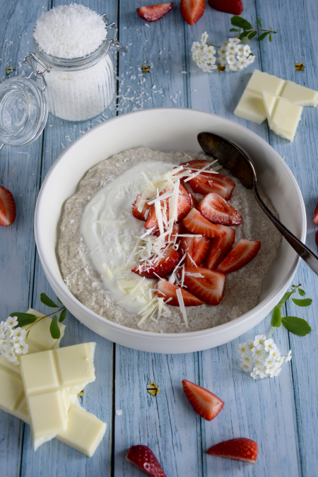 Kokosowa owsianka na zimno z truskawkami i białą czekoladą