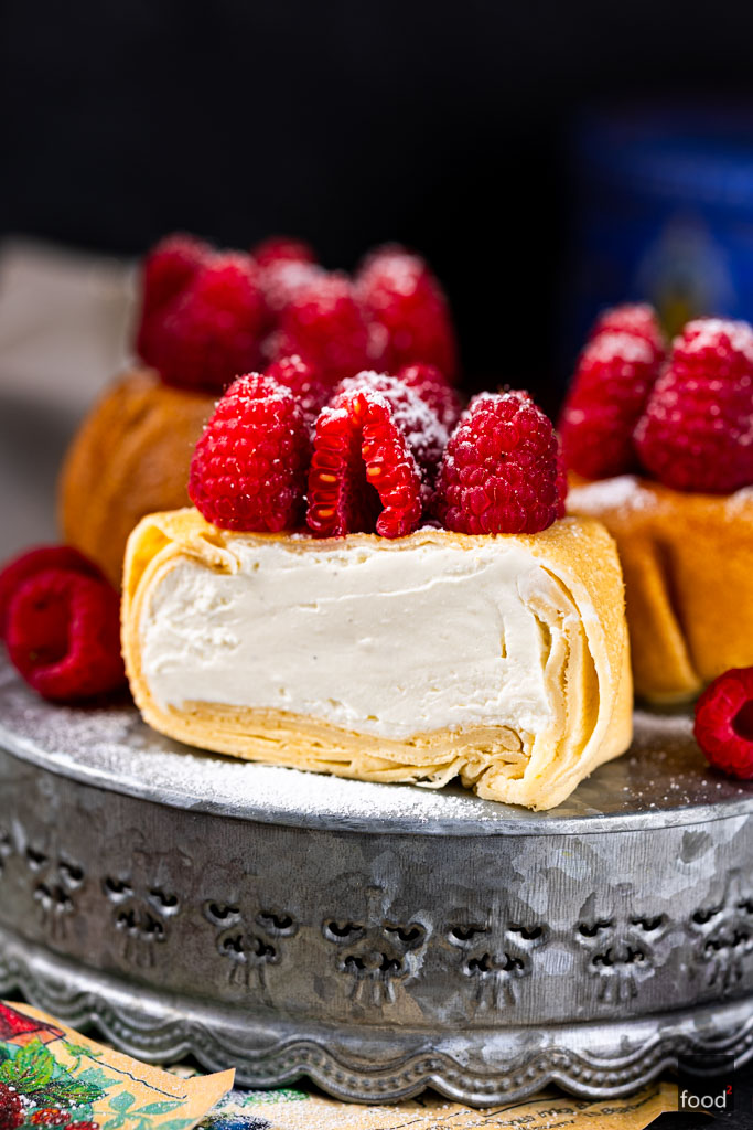 Naleśniki z serkiem śmietankowym i malinami