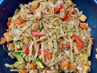 Makaron ryżowy z warzywami i wędzonym tofu