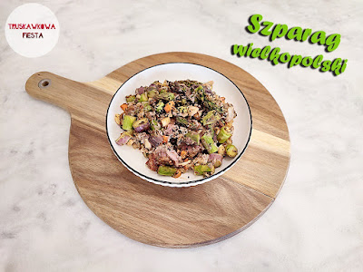 Nerki wieprzowe z zielonymi i fioletowymi szparagami, marchewką, pietruszką i cebulą białą smażone w air fray'erze