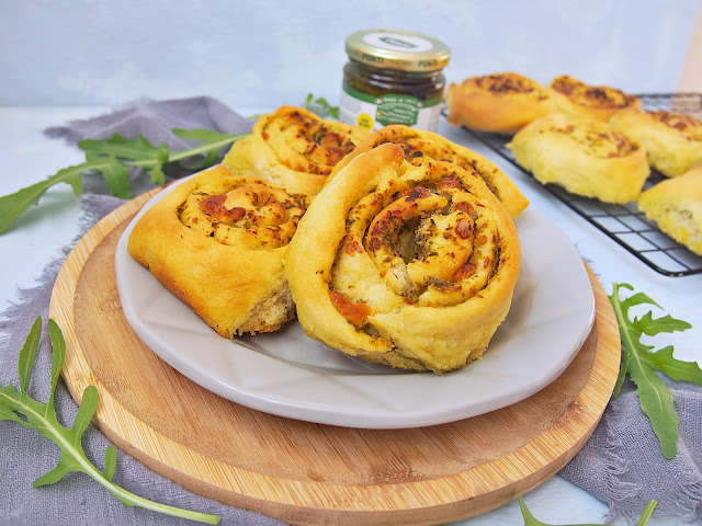 Drożdżowe ślimaczki z pesto – idealna przekąska