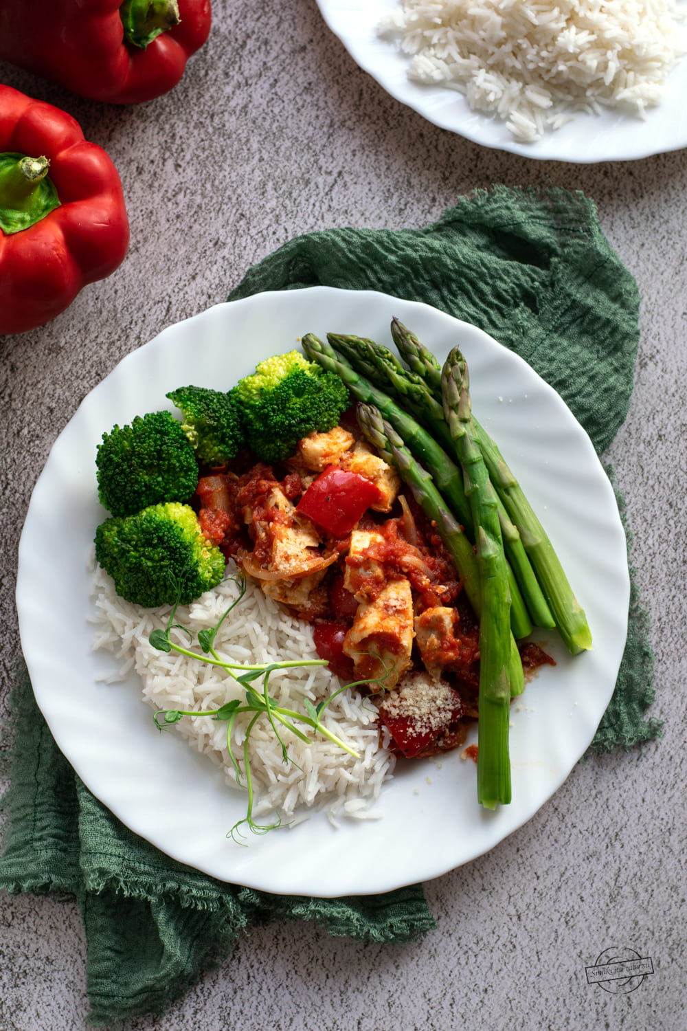 Dorsz z warzywami w sosie pomidorowym