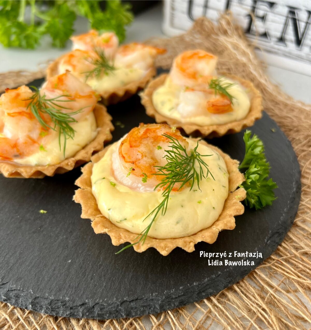 Mini tarty z krewetkami i mascarpone – kremowe, eleganckie i proste