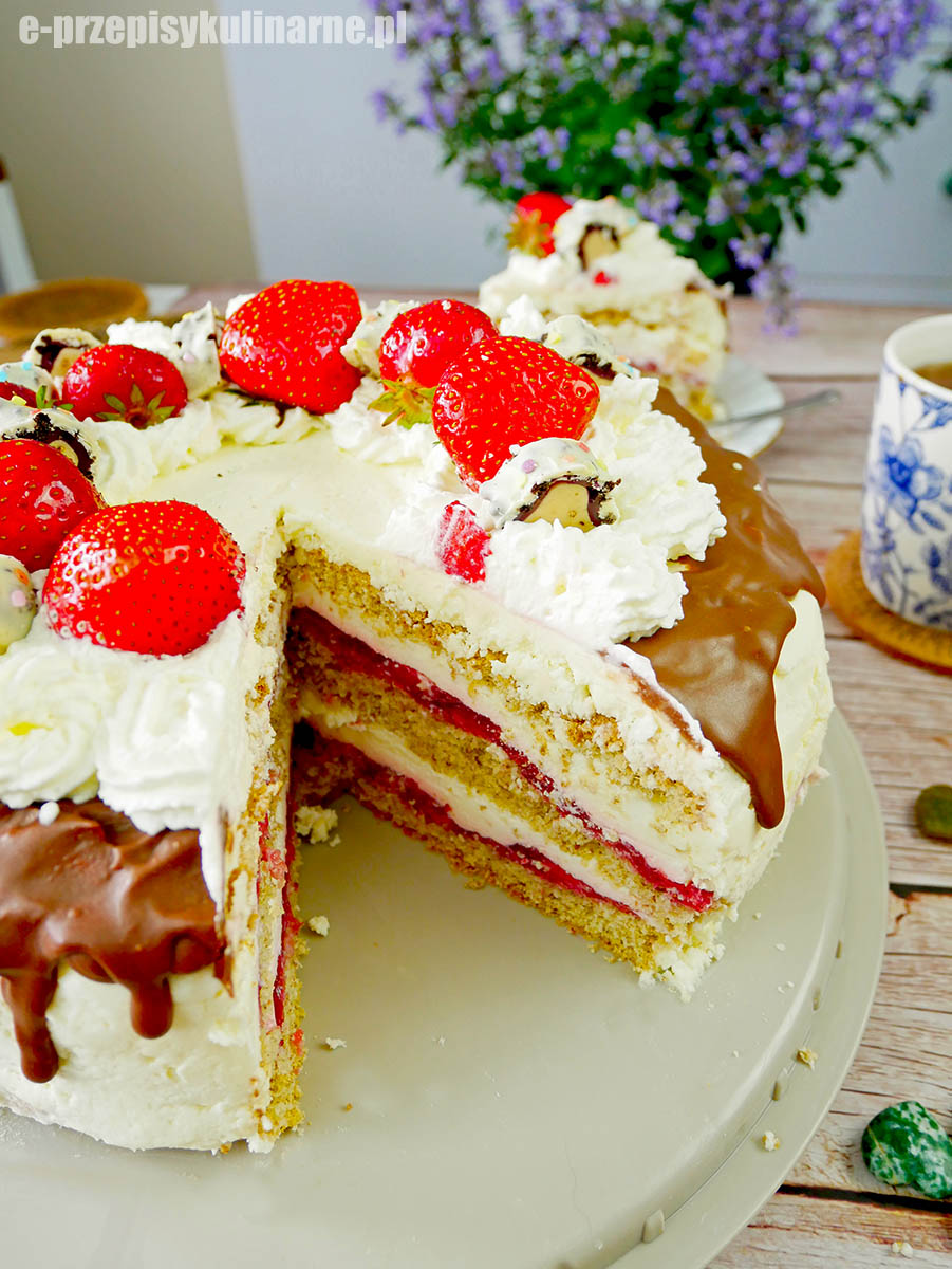 Tort Truskawkowy z kremem jogurtowym – lekki, owocowy i idealny na lato