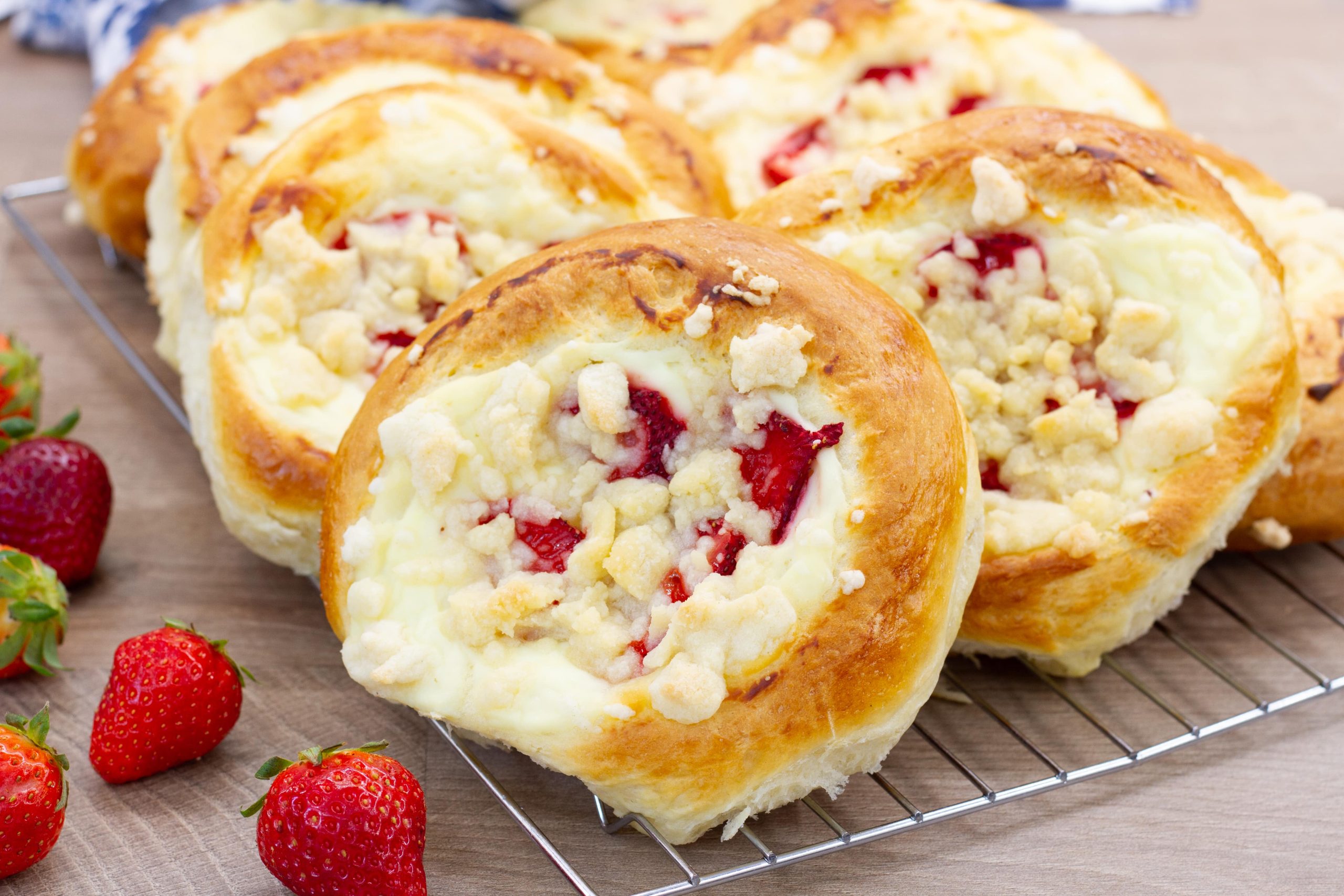 Drożdżówki z serem i truskawkami