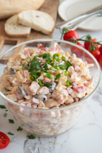 Sałatka z kurczakiem i makaronem