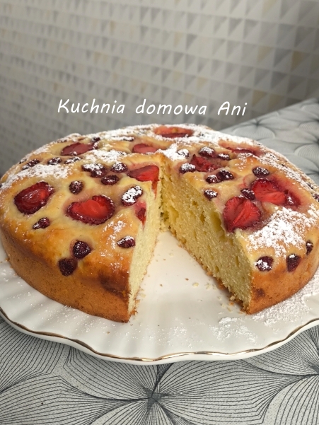 Ciasto jogurtowe z truskawkami i poziomkami