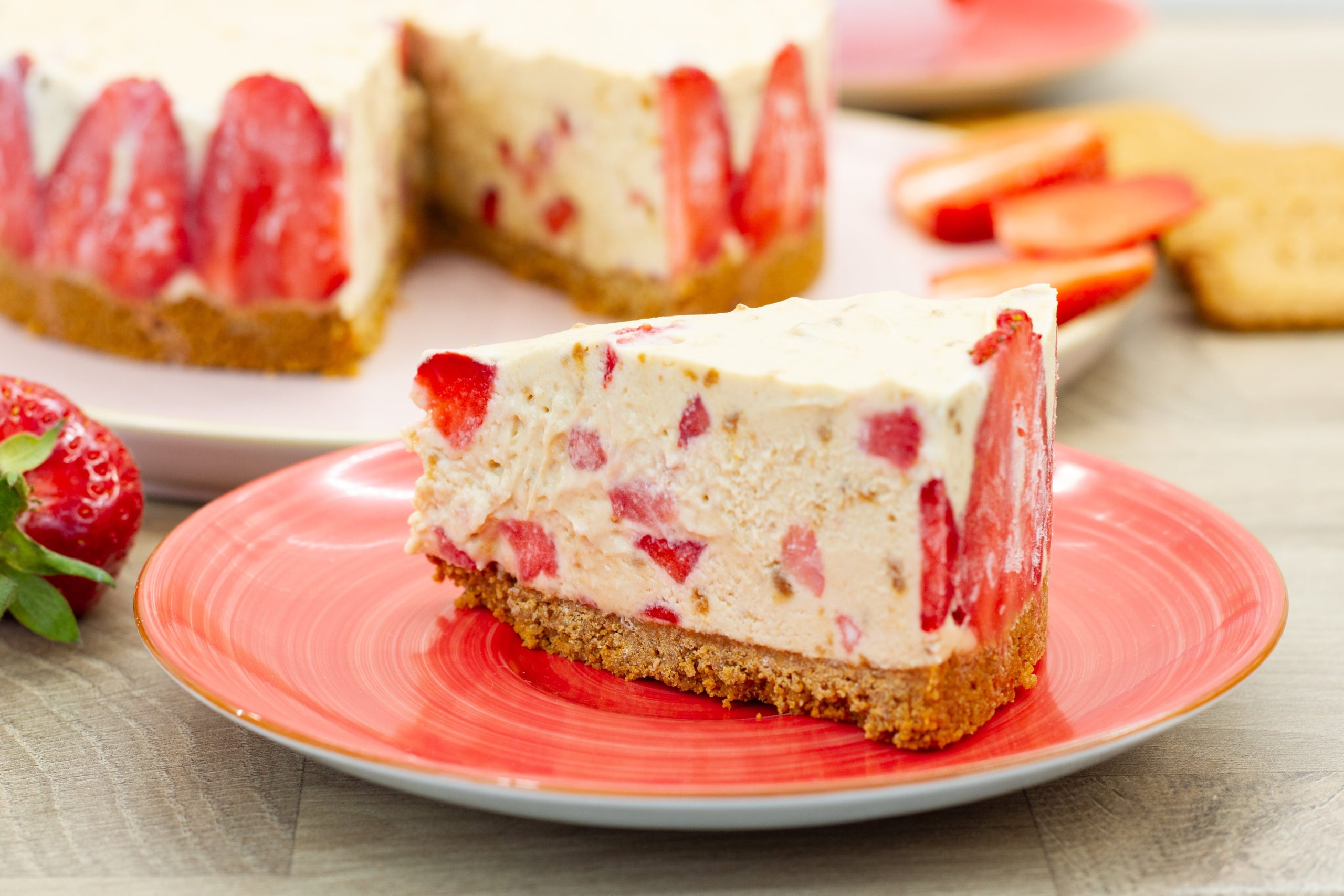 Torcik lodowy z truskawkami i kremem ciasteczkowym