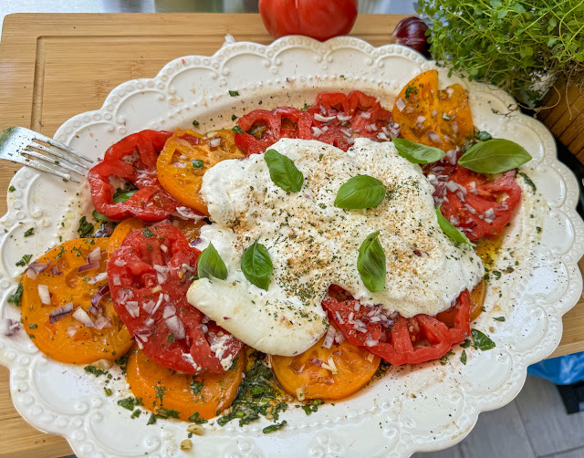 Sałatka z pomidorów z burratą