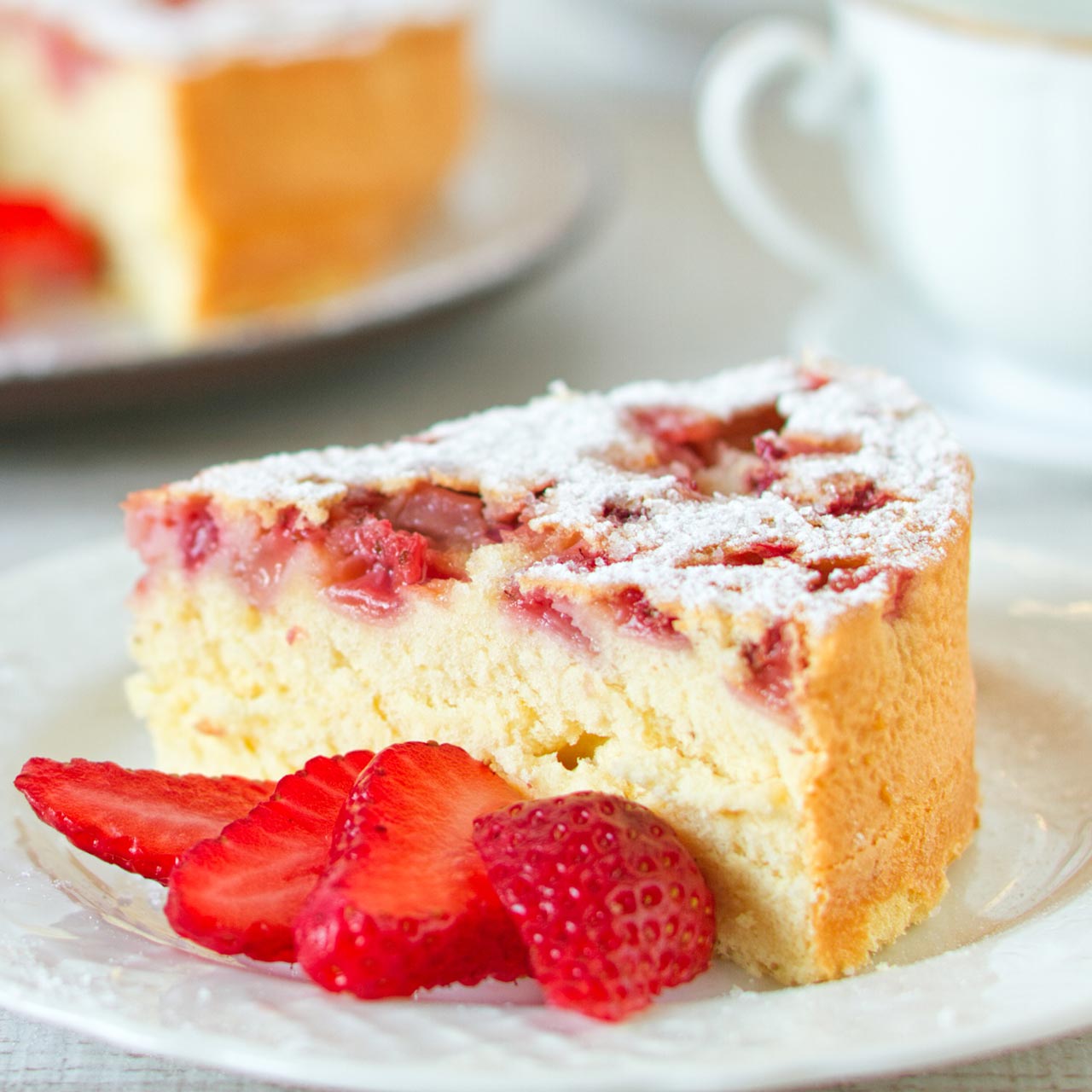 Ciasto z truskawkami i białą czekoladą