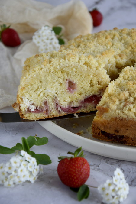 Ciasto z truskawkami, z serowym nadzieniem i kruszonką