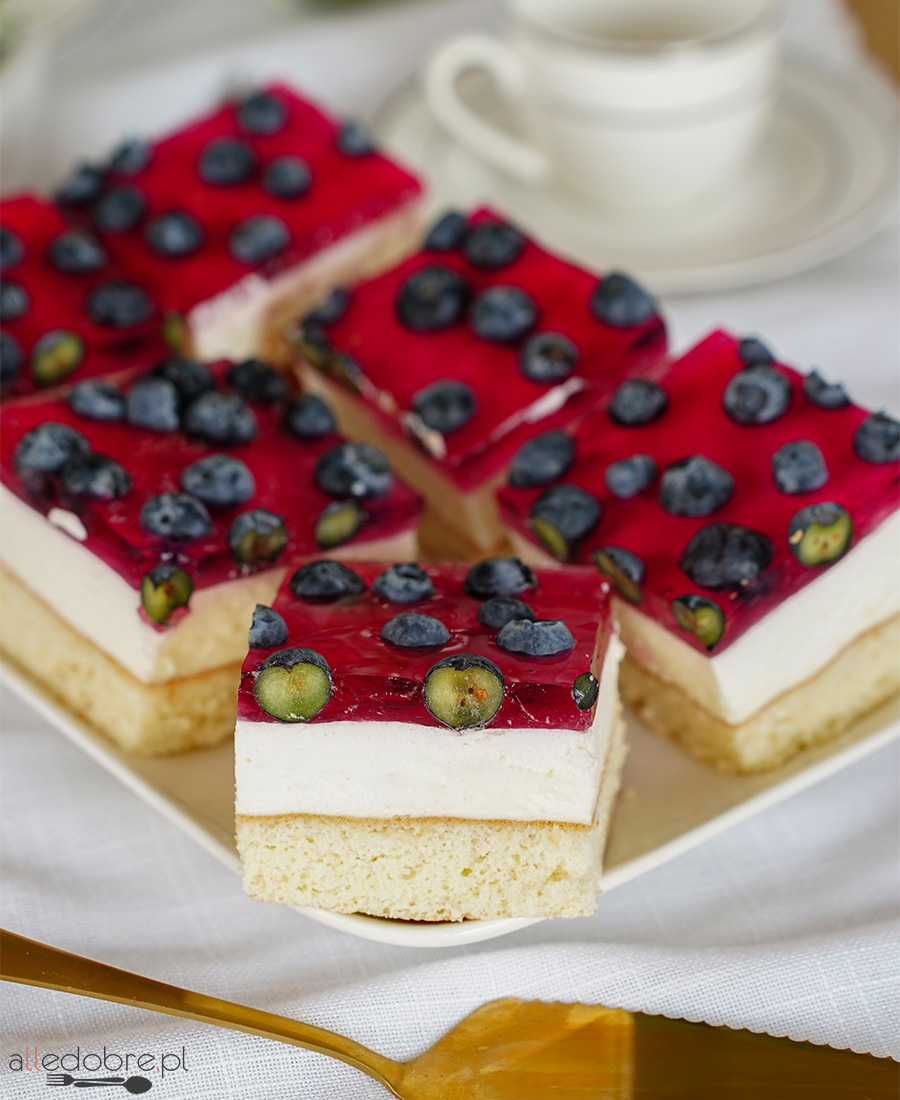 Ciasto z galaretką i borówkami