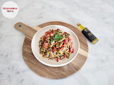 Żołądki drobiowe z fasolką szparagową, kiszoną kapustą, papryką czerwoną i oliwą