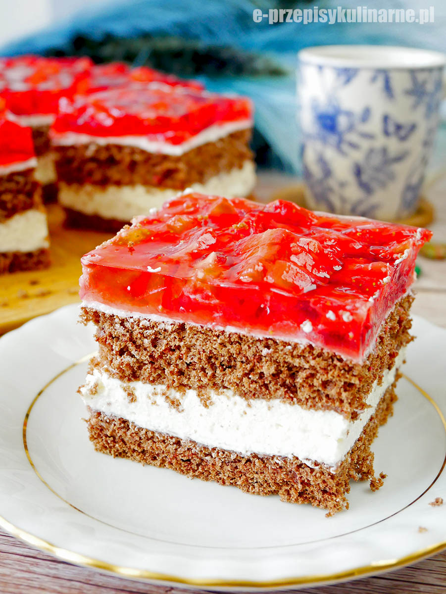 Ciasto Sen Nocy Letniej –  lekki krem jogurtowy z truskawkami i kakaowym biszkoptem