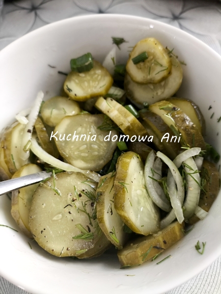 Surówka z ogórków małosolnych