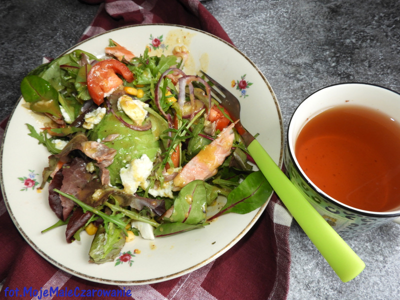 Szybka sałatka z łososiem